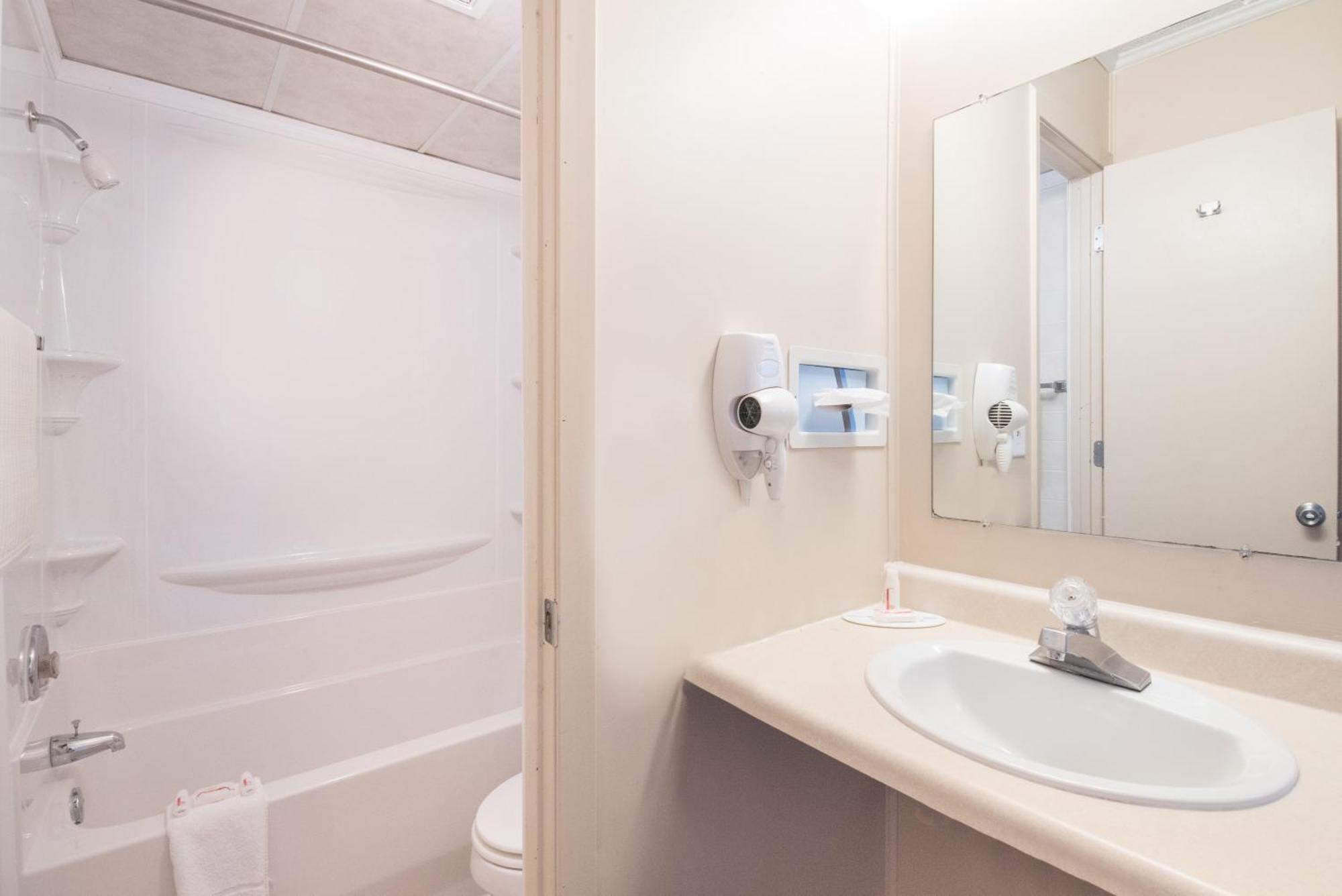 Knights Inn And Suites - Grand Forks Eksteriør billede